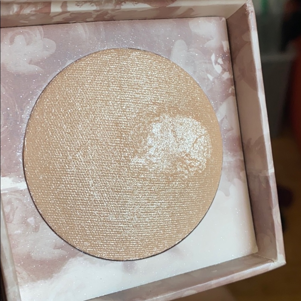 Urban Decay Naked highlighter in luminous